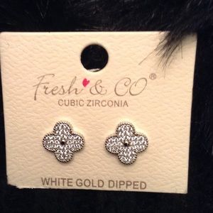 Adorable gold dipped clover earrings NWT